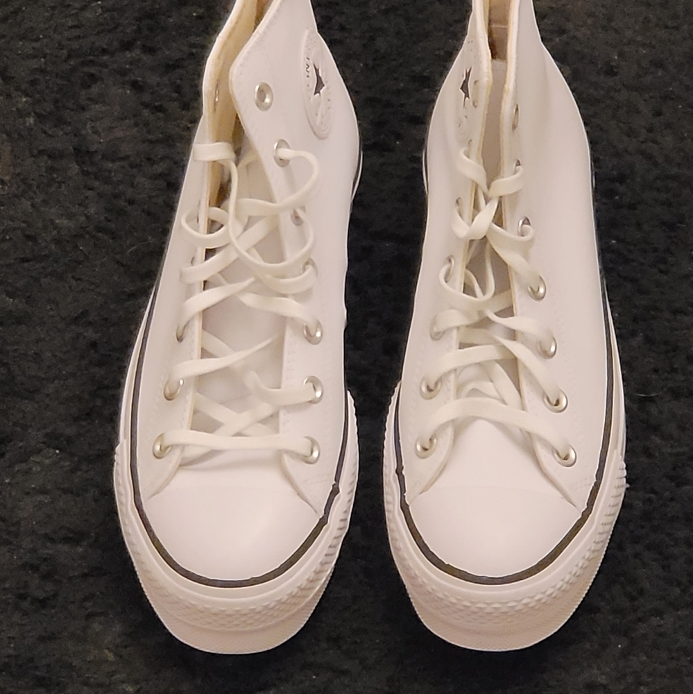 Woman's U.S 9.5 (NEW) (WITH OUT BOX) CONVERSE  CHUCK TAYLOR PLATFORM OX EDITION